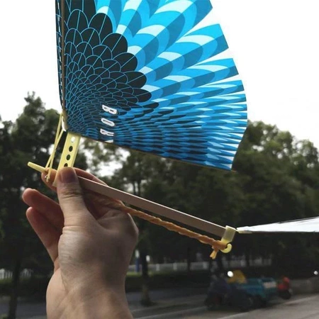 Latający ptak trzepoczący skrzydłami 48x35cm - rzutek - zabawka dla dzieci - Latawiec