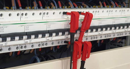 Adapter - gniazdo izolowane z tuleją 4mm / styk magnetyczny 6mm czarny