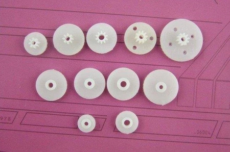 Zestaw 11 kół zębatych i zębatek - do silniczków elektrycznych