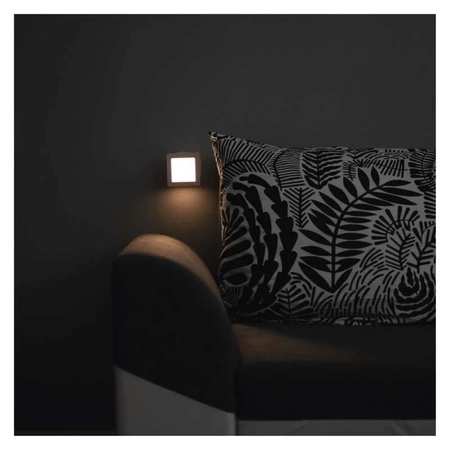 Lampka nocna LED z czujnikiem zmierzchu do gniazdka 230V