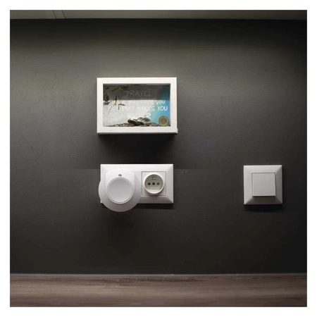 Lampka nocna LED z czujnikiem do gniazdka 230V, EMOS P3317