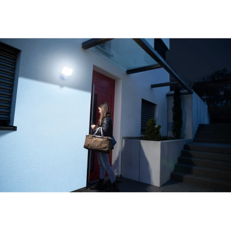 Reflektor LED WiFi z czujnikiem ruchu WF 2050 P 2400lm, PIR, IP54 brennenstuhl®Connect