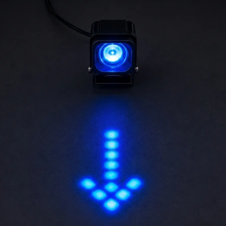 Lampa bezpieczeństwa LED do wózka widłowego – niebieska strzałka kierunku jazdy, 15W, 10–80V, IP6K9K, AMIO-04866