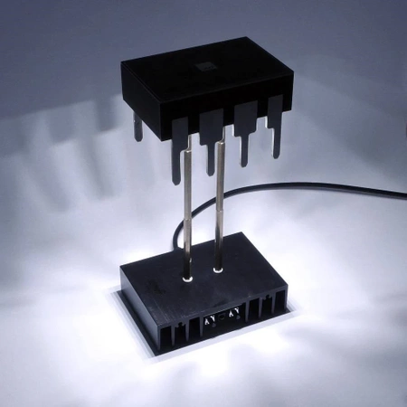 Lampka biurkowa w kształcie scalaka - zlutowany KIT AVT 5711