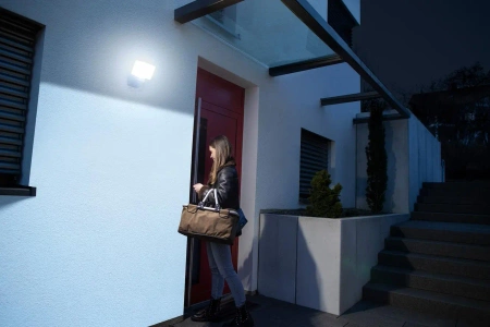 Reflektor LED WiFi z czujnikiem ruchu WF 2051 P 2800lm, PIR, IP54 brennenstuhl®Connect