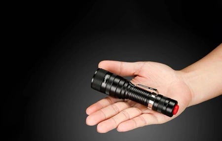 Latarka ręczna Superfire F5, 1100 lm, zasięg 236 m, 5 tryby, zoom, masa 100 g