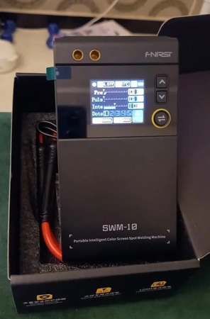 Zgrzewarka do ogniw - spawarka punktowa FNIRSI SWM10 z kolorowym wyświetlaczem i funkcją powerbank